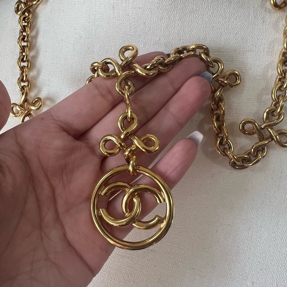 RARE - CHANEL Vintage 93 P Gold Infinity Necklace - Picture 5 of 8